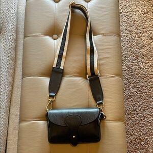 Vera Pelle Black Crossbody Bag with Striped Strap